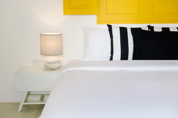 Vackra lyxiga kuddar på sovrum — Stockfoto
