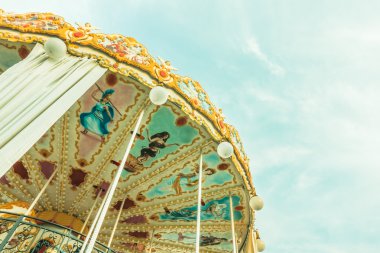 Vintage atlıkarınca at eğlence parkı içinde