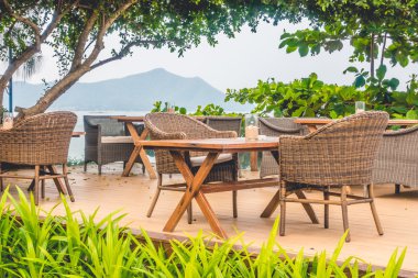 Boş sandalye ve masa