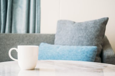 Taş masada beyaz kahve fincanı