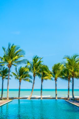 Güzel lüks otel yüzme havuzunda