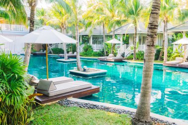 Güzel lüks otel yüzme havuzunda