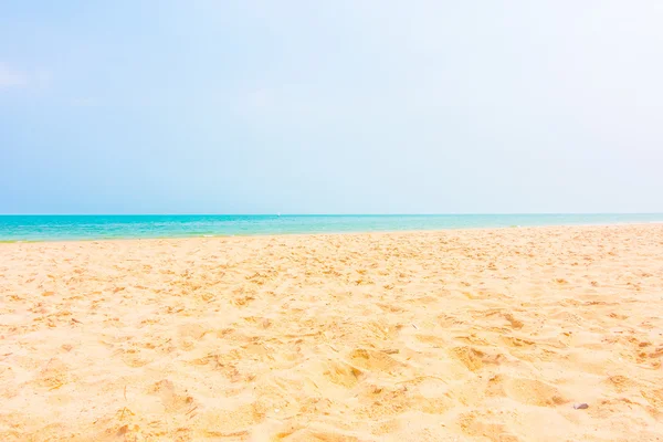 Hermosa arena vacía en la playa — Foto de Stock