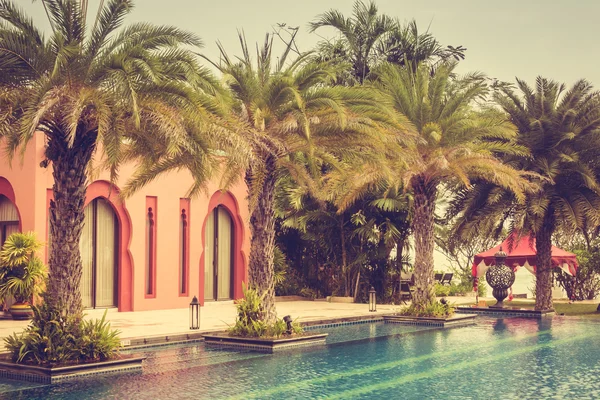 Hermosa piscina vintage de lujo — Foto de Stock