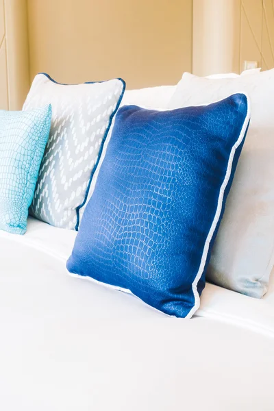 Hermosas almohadas de lujo en la cama —  Fotos de Stock