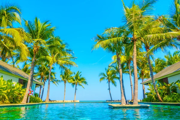 Güzel lüks otel yüzme havuzunda