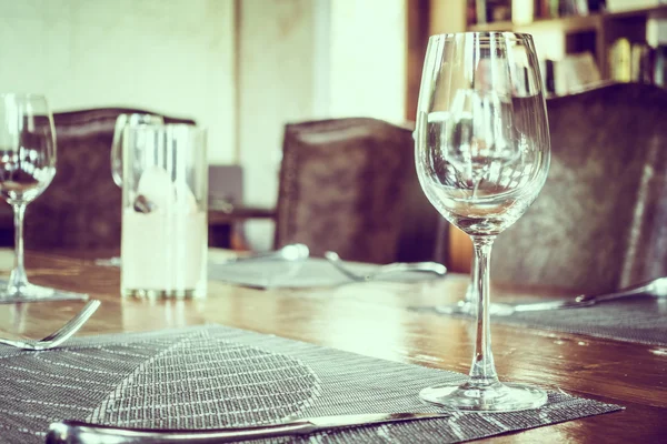 Yemek masası üzerinde boş şarap bardakları — Stok fotoğraf