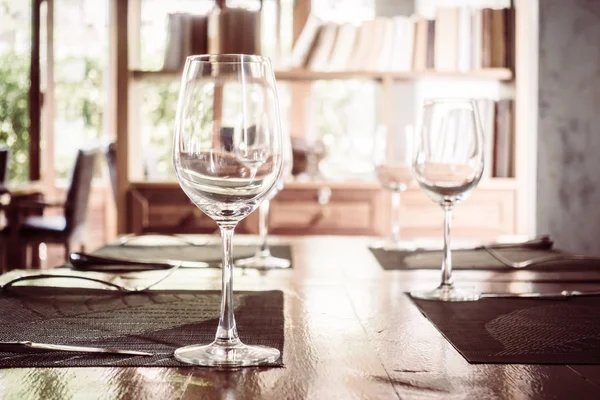 Leere Weingläser auf dem Esstisch — Stockfoto