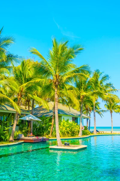 Bella piscina di lusso in hotel — Foto Stock