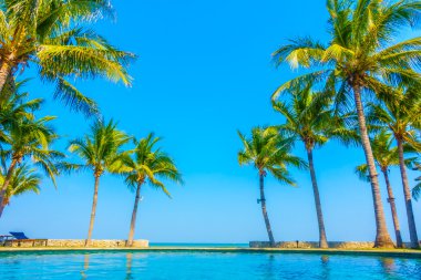 Güzel lüks otel yüzme havuzunda