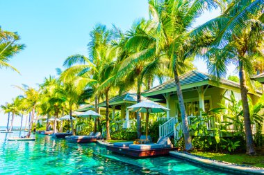 Güzel lüks otel yüzme havuzunda