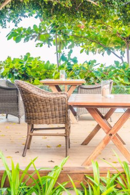 Boş sandalye ve masa