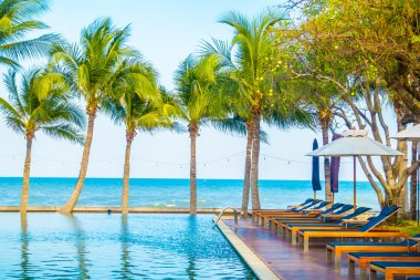 Güzel lüks otel yüzme havuzunda