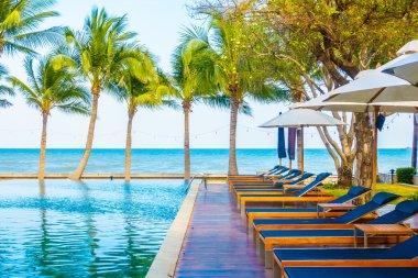 Güzel lüks otel yüzme havuzunda