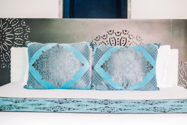 Yatakta güzel lüks yastıklar