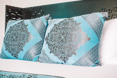 Yatakta güzel lüks yastıklar