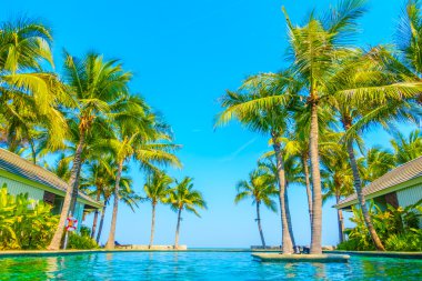 Güzel lüks otel yüzme havuzunda