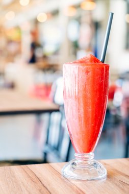 Çilek smoothies cam