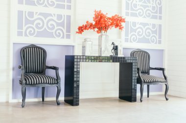 Boş sandalye ve masa