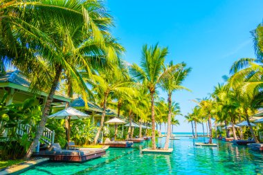 Güzel lüks otel yüzme havuzunda