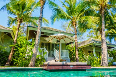 Güzel lüks otel yüzme havuzunda