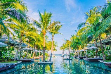 Güzel lüks otel yüzme havuzunda