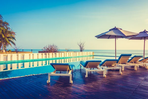 Schöner Luxus-Pool im Hotel — Stockfoto