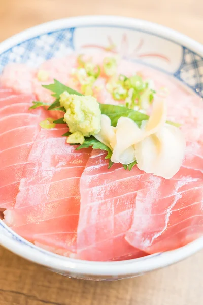 Carne de atum cru em tigela de arroz — Fotografia de Stock