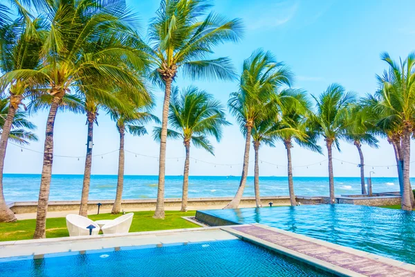 Hermosa piscina de lujo en el hotel —  Fotos de Stock