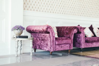 Kanepe üzerinde güzel lüks yastıklar