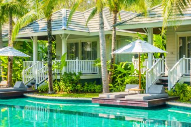 Güzel lüks otel yüzme havuzunda