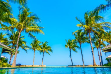 Güzel lüks otel yüzme havuzunda