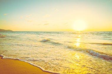 Günbatımı ile deniz ve plaj