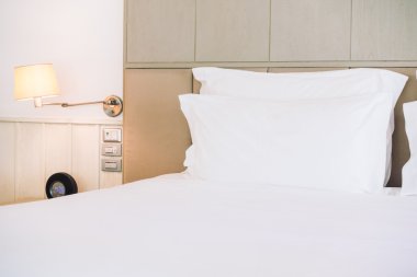 Yatakta güzel lüks yastıklar