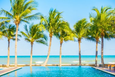 Güzel lüks otel yüzme havuzunda