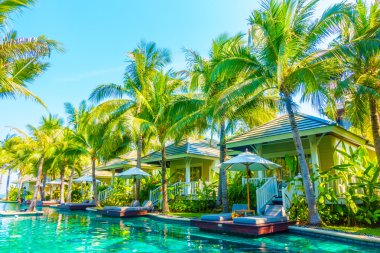 Güzel lüks otel yüzme havuzunda