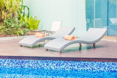 Şemsiye havuzu ve sandalye