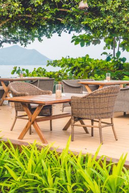 Boş sandalye ve masa