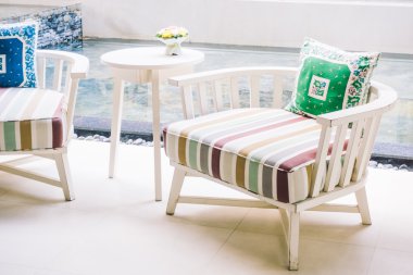 Kanepe üzerinde güzel lüks yastıklar