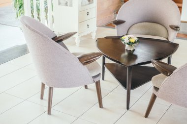 Kanepe üzerinde güzel lüks yastıklar