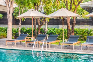 Şemsiyeleri ve sandalyeler Yüzme Havuzu etrafında