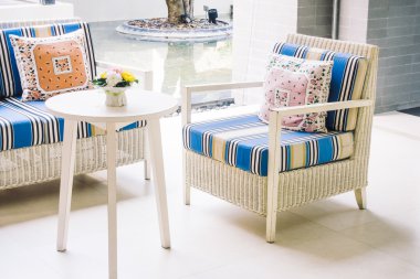 Kanepe üzerinde güzel lüks yastıklar