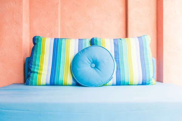 ソファの上の美しい高級枕 — ストック写真