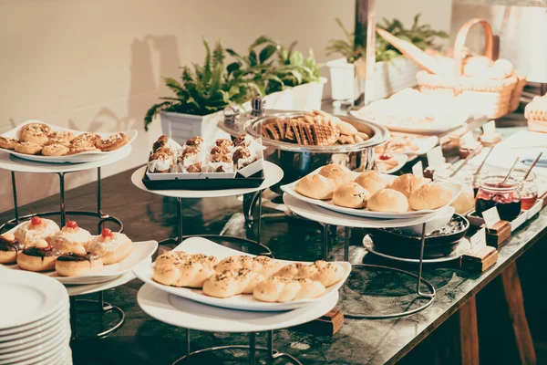 Buffet de catering en el restaurante del hotel — Foto de Stock