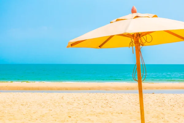 Paraguas en la playa con hermoso mar tropical — Foto de Stock