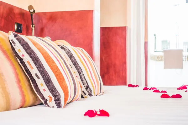 Bettdekoration im marokkanischen Stil — Stockfoto