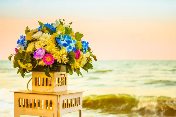 Boeket bloemen met zee achtergrond — Stockfoto