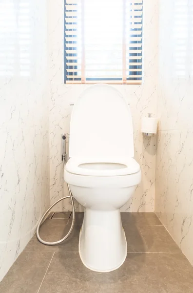 Assento sanitário na casa de banho — Fotografia de Stock
