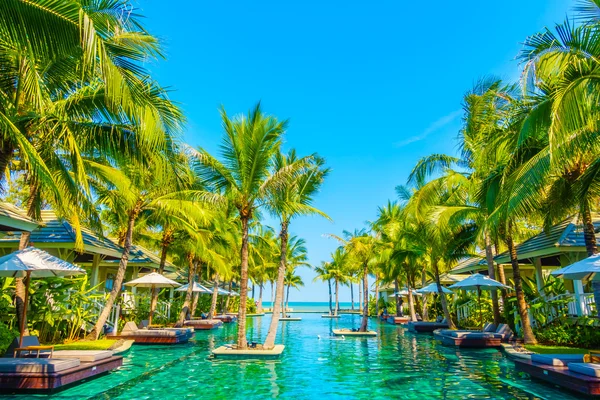 Bella piscina di lusso in hotel — Foto Stock