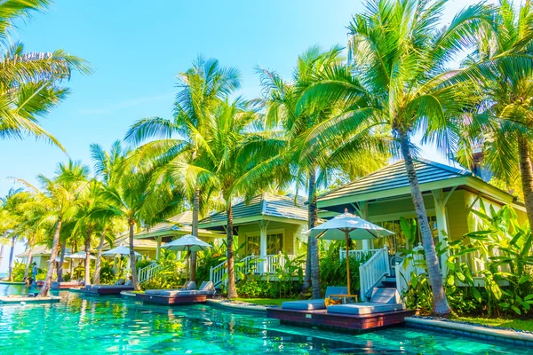 Hermosa piscina de lujo en el hotel — Foto de Stock